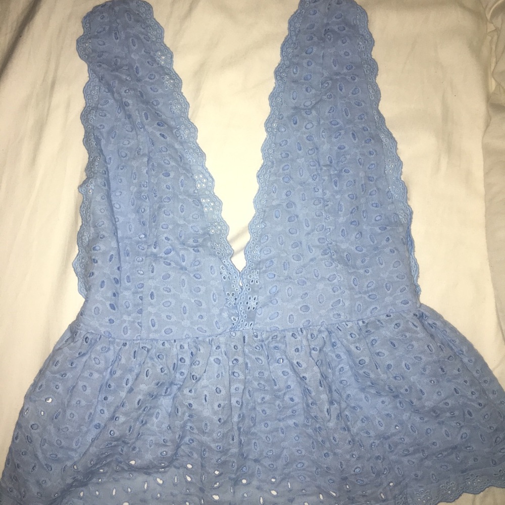 Low cut top with open back perfect for the summer